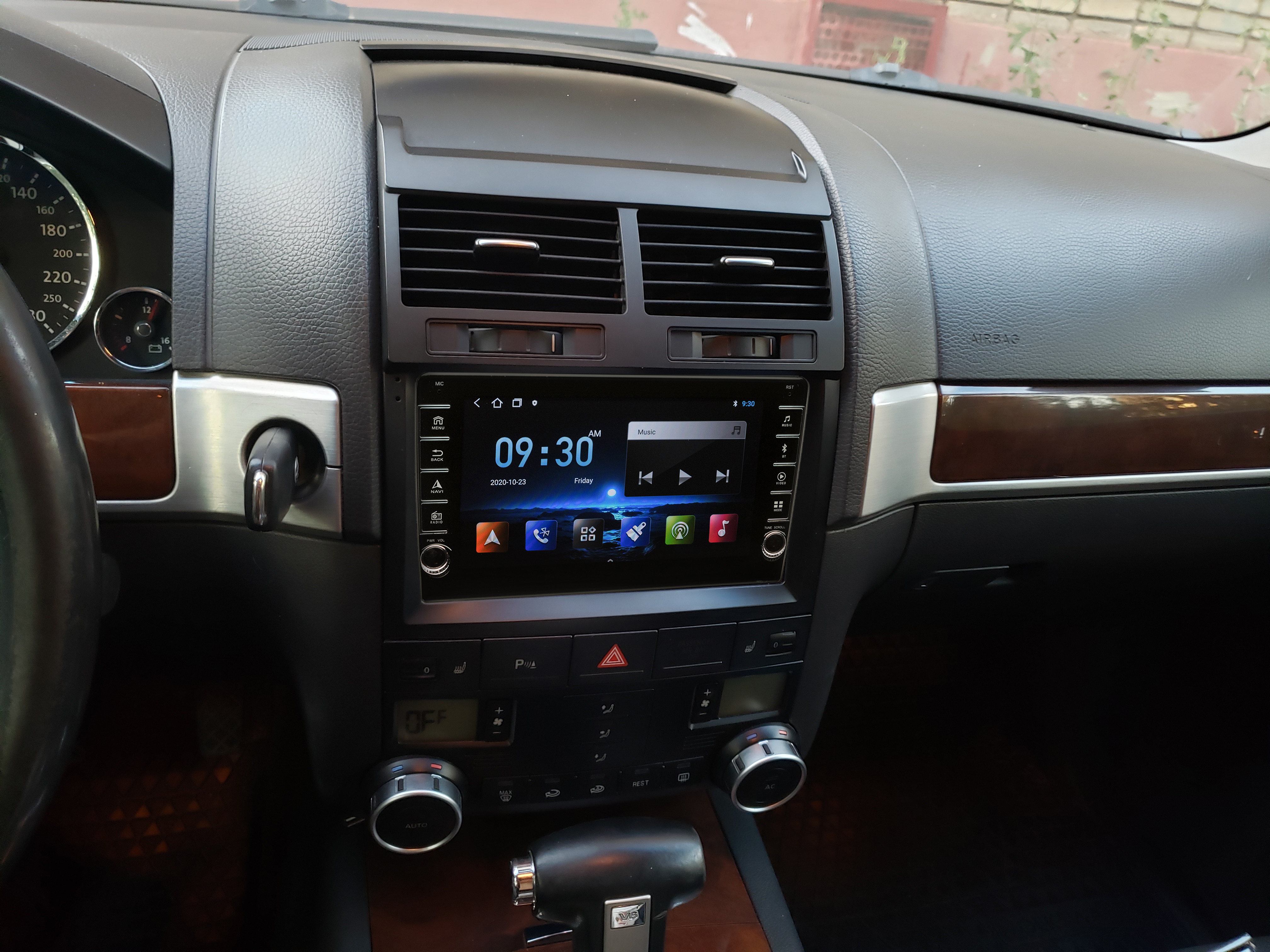 Navigatie AUTONAV PLUS Android GPS Dedicata Volkswagen VW Touareg 2002-2010, Model PRO Memorie 16GB Stocare, 1GB DDR3 RAM, Display 8" Full-Touch, WiFi, 2 x USB, Bluetooth, Quad-Core 4 * 1.3GHz, 4 * 50W Audio